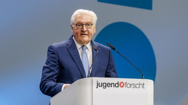 01 June 2025, Hamburg: German President Frank-Walter Steinmeier speaks at the award ceremony for the 60th national "Jugend forscht" competition. Photo: Markus Scholz/dpa