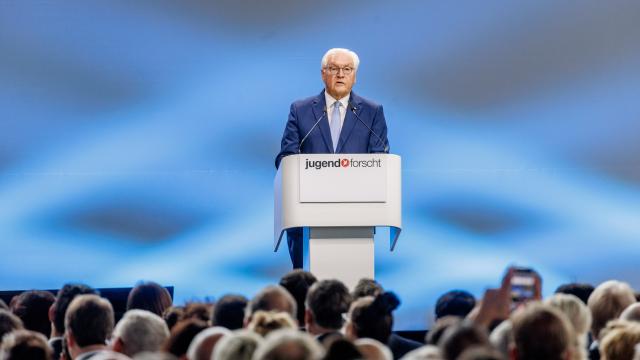 01 June 2025, Hamburg: German President Frank-Walter Steinmeier speaks at the award ceremony for the 60th national "Jugend forscht" competition. Photo: Markus Scholz/dpa
