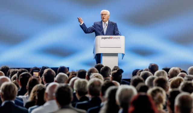 01 June 2025, Hamburg: German President Frank-Walter Steinmeier speaks at the award ceremony for the 60th national "Jugend forscht" competition. Photo: Markus Scholz/dpa
