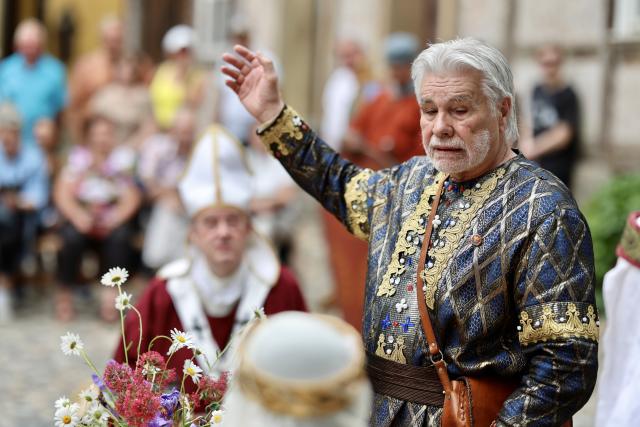 01 June 2025, Saxony-Anhalt, Quedlinburg: Members of the Kaiserfruehling Quedlinburg association present a historical play in Quedlinburg to mark the traditional World Heritage Day. Photo: Matthias Bein/dpa