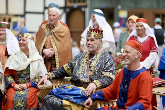 01 June 2025, Saxony-Anhalt, Quedlinburg: Members of the Kaiserfruehling Quedlinburg association present a historical play in Quedlinburg to mark the traditional World Heritage Day. Photo: Matthias Bein/dpa