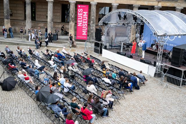 01 June 2025, Berlin: People take part in the celebrations to mark the 200th anniversary of the Museum Island in Berlin. Photo: Fabian Sommer/dpa