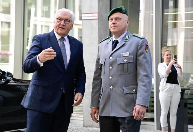 03 June 2025, Berlin: German President Frank-Walter Steinmeier is welcomed by Lieutenant Michael Krause, Head of the Veterans' Office. The Federal President visits the Bundeswehr Veterans' Office in Berlin on the occasion of the first National Veterans' Day. Photo: John Macdougall/AFP-Pool/dpa