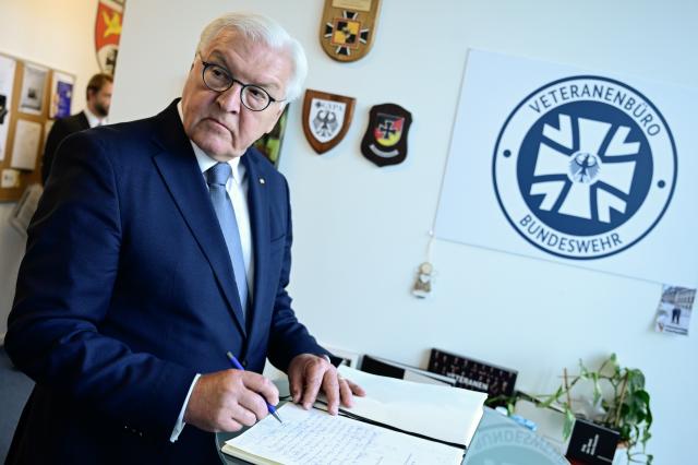 03 June 2025, Berlin: German President Frank-Walter Steinmeier signs the guest book of the Veterans' Office. The Federal President visits the Veterans' Office of the German Armed Forces in Berlin on the occasion of the first National Veterans' Day. Photo: John Macdougall/AFP-Pool/dpa