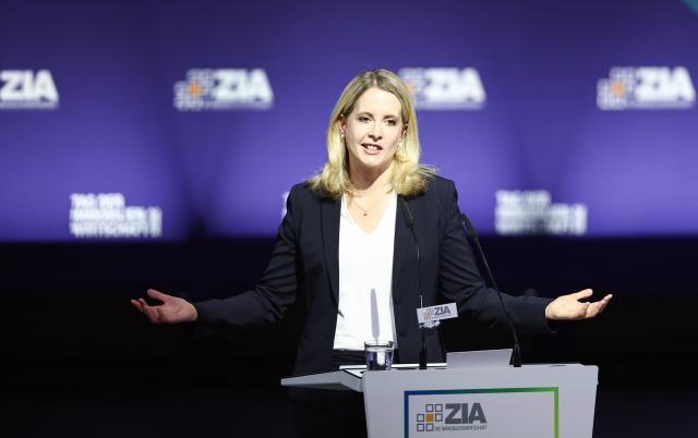 04 June 2025, Berlin: Verena Hubertz, German Minister for Housing, Urban Development and Construction, speaks at the Real Estate Industry Day in the Friedrichstadt-Palast. Photo: Hannes P. Albert/dpa