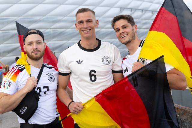 04 June 2025, Bavaria, Munich: German fans cheer outside Football Arena Munich ahead of the UEFA Nations League semi final soccer match between Germany and Portugal. Photo: Sven Hoppe/dpa