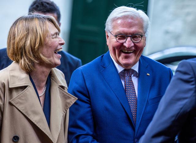 06 June 2025, Schleswig-Holstein, Lübeck: German President Frank-Walter Steinmeier and his wife Elke Buedenbender are greeted in front of the Aegidien Church before the City of Luebeck's ceremony to mark the 150th anniversary of the birth Nobel prize winning author Thomas Mann. Photo: Jens Büttner/dpa