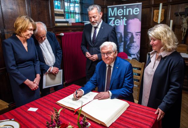 06 June 2025, Schleswig-Holstein, Lübeck: German President Frank-Walter Steinmeier (C) signs the Golden Book of the Hanseatic City of Luebeck before a ceremony to mark the 150th anniversary of the birth Nobel prize winning author Thomas Mann. Photo: Jens Büttner/dpa