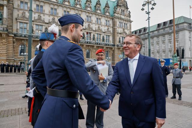15 June 2025, Hamburg: German Defense Minister Boris Pistorius promotes midshipmen to lieutenant during a ceremonial roll call at the University of the Bundeswehr as part of National Veterans Day in Hamburg. Photo: Georg Wendt/dpa Pool/dpa