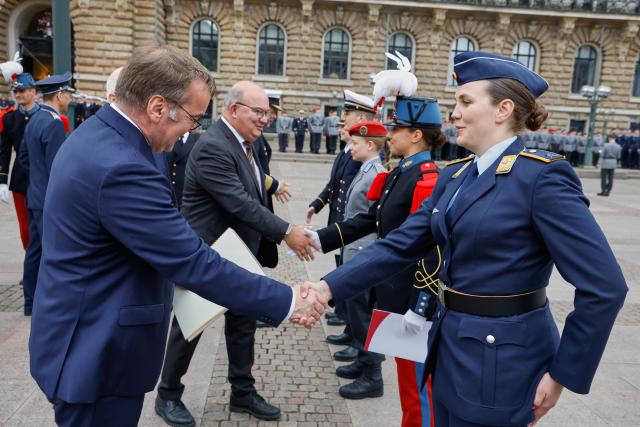 15 June 2025, Hamburg: German Defense Minister Boris Pistorius promotes midshipmen to lieutenant during a ceremonial roll call at the University of the Bundeswehr as part of National Veterans Day in Hamburg. Photo: Georg Wendt/dpa Pool/dpa