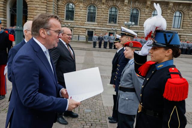 15 June 2025, Hamburg: German Defense Minister Boris Pistorius promotes midshipmen to lieutenant during a ceremonial roll call at the University of the Bundeswehr as part of National Veterans Day in Hamburg. Photo: Georg Wendt/dpa Pool/dpa