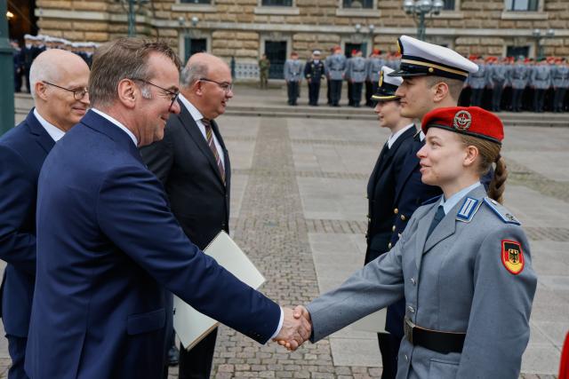 15 June 2025, Hamburg: German Defense Minister Boris Pistorius promotes midshipmen to lieutenant during a ceremonial roll call at the University of the Bundeswehr as part of National Veterans Day in Hamburg. Photo: Georg Wendt/dpa Pool/dpa