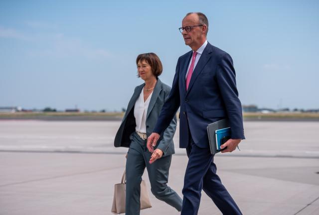 15 June 2025, Brandenburg, Schoenefeld: German Chancellor Friedrich Merz boards the plane alongside his wife, Charlotte Merz, to travel to the G7 summit of heads of state and government in Canada. Leaders of the G7 democratic economic powers, including US President Trump, German Chancellor Merz, and French President Macron, are expected to attend the meeting at the Kananaskis resort. Photo: Michael Kappeler/dpa