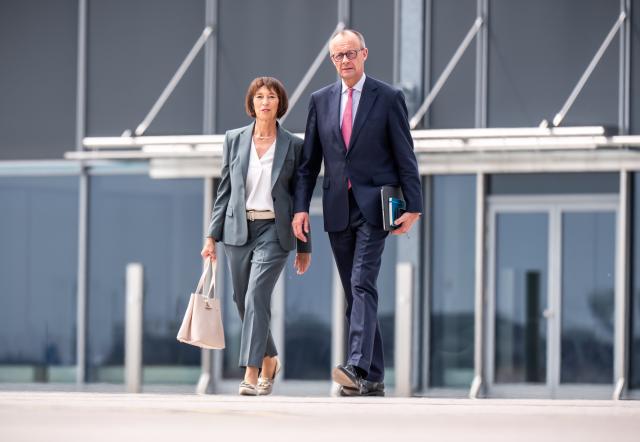 15 June 2025, Brandenburg, Schoenefeld: German Chancellor Friedrich Merz boards the plane alongside his wife, Charlotte Merz, to travel to the G7 summit of heads of state and government in Canada. Leaders of the G7 democratic economic powers, including US President Trump, German Chancellor Merz, and French President Macron, are expected to attend the meeting at the Kananaskis resort. Photo: Michael Kappeler/dpa