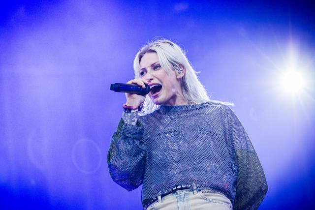 16 June 2025, Lower Saxony, Hanover: Emily Armstrong of Linkin Park performs on stage in the Heinz-von-Heiden-Arena during the "From Zero World Tour 2025". Photo: Moritz Frankenberg/dpa