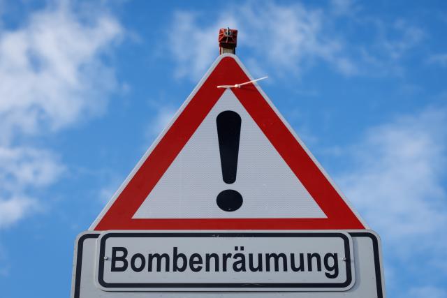FILED - 17 November 2024, Lower Saxony, Osnabrueck: "Bomb clearance" is written on a street sign. Roughly 11,000 residents in the north-western German city of Osnabrück will have to evacuate their homes as authorities plan to detonate an unexploded World War II bomb, municipal officials said on Tuesday. Photo: Friso Gentsch/dpa