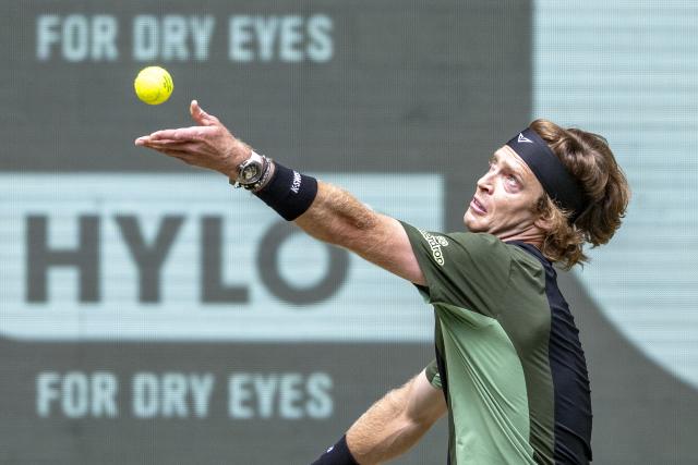 19 June 2025, North Rhine-Westphalia, Halle (westfalen): Russian tennis player Andrey Rublev in action against  Argentina's Tomas Martin Etcheverry during their men's singles round of 16 match at the Terra Wortmann Open. Photo: David Inderlied/dpa