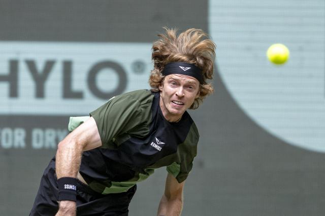 19 June 2025, North Rhine-Westphalia, Halle (westfalen): Russian tennis player Andrey Rublev in action against  Argentina's Tomas Martin Etcheverry during their men's singles round of 16 match at the Terra Wortmann Open. Photo: David Inderlied/dpa
