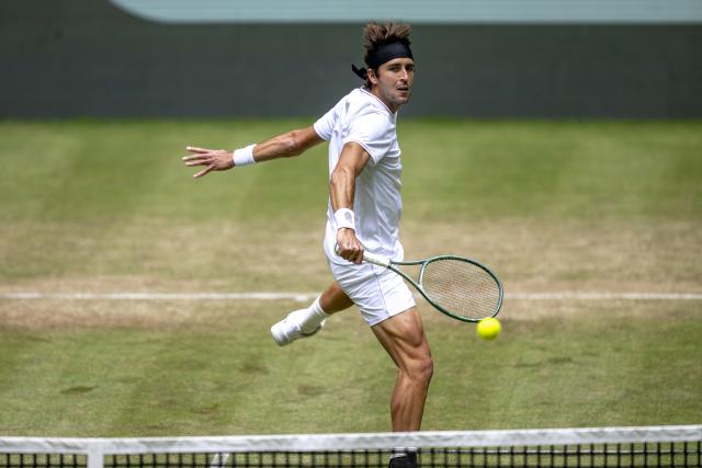 19 June 2025, North Rhine-Westphalia, Halle (westfalen): Argentine tennis player Tomas Martin Etcheverry in action against Russia's Andrey Rublev during their men's singles round of 16 match at the Terra Wortmann Open. Photo: David Inderlied/dpa