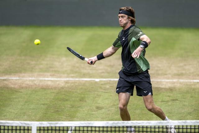 19 June 2025, North Rhine-Westphalia, Halle (westfalen): Russian tennis player Andrey Rublev in action against  Argentina's Tomas Martin Etcheverry during their men's singles round of 16 match at the Terra Wortmann Open. Photo: David Inderlied/dpa
