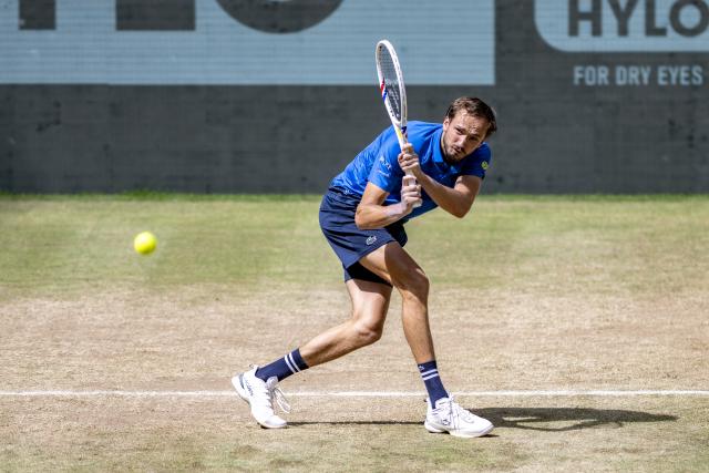 22 June 2025, North Rhine-Westphalia, Halle (westfalen): Russian tennis player Daniil Medvedev in action against Kazakhstan's Alexander Bublik
during their Men's singles final tennis match of the Terra Wortmann Open. Photo: David Inderlied/dpa