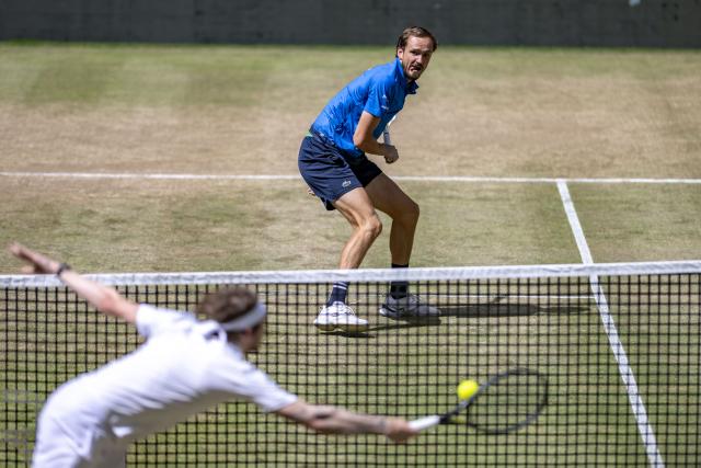 22 June 2025, North Rhine-Westphalia, Halle (westfalen): Russian tennis player Daniil Medvedev in action against Kazakhstan's Alexander Bublik
during their Men's singles final tennis match of the Terra Wortmann Open. Photo: David Inderlied/dpa