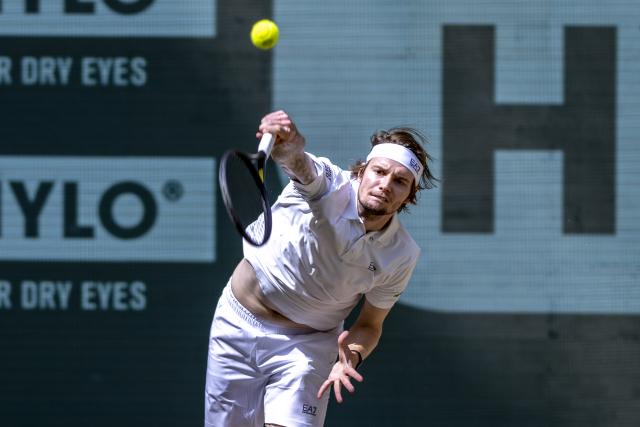 22 June 2025, North Rhine-Westphalia, Halle (westfalen): Kazakhstan's tennis player Alexander Bublik in action against Russian Daniil Medvedev during their Men's singles final tennis match of the Terra Wortmann Open. Photo: David Inderlied/dpa