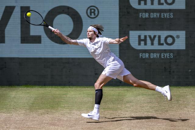 22 June 2025, North Rhine-Westphalia, Halle (westfalen): Kazakhstan's tennis player Alexander Bublik in action against Russian Daniil Medvedev during their Men's singles final tennis match of the Terra Wortmann Open. Photo: David Inderlied/dpa