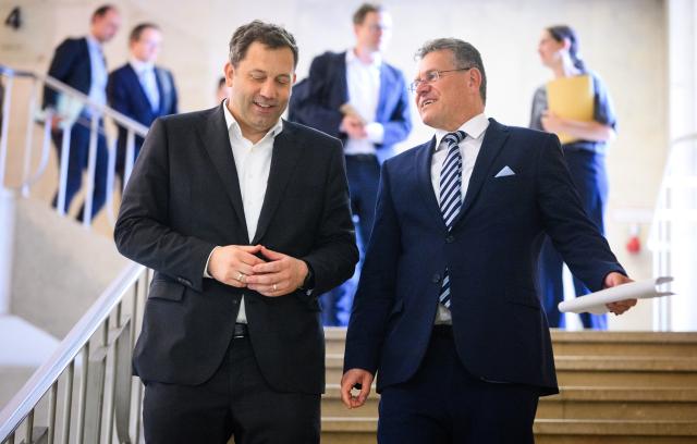 23 June 2025, Berlin: Lars Klingbeil (L), German Minister of Finance, and Maros Sefcovic, EU Trade Commissioner, arrive for a press conference after their meeting at the Federal Ministry of Finance. Photo: Bernd von Jutrczenka/dpa