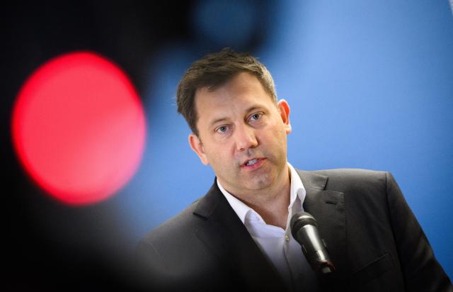 23 June 2025, Berlin: Lars Klingbeil, German Minister of Finance, speaks at a press conference with the EU Trade Commissioner, Sefcovic, after their talks at the Federal Ministry of Finance. Photo: Bernd von Jutrczenka/dpa