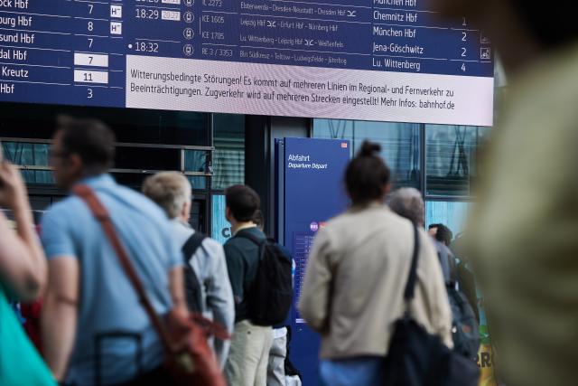23 June 2025, Berlin: A notice at the main station informs passengers that S-Bahn services have been suspended due to the weather. Photo: Jörg Carstensen/dpa