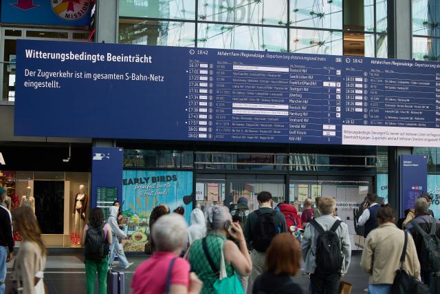 23 June 2025, Berlin: A notice at the main station informs passengers that S-Bahn services have been suspended due to the weather. Photo: Jörg Carstensen/dpa