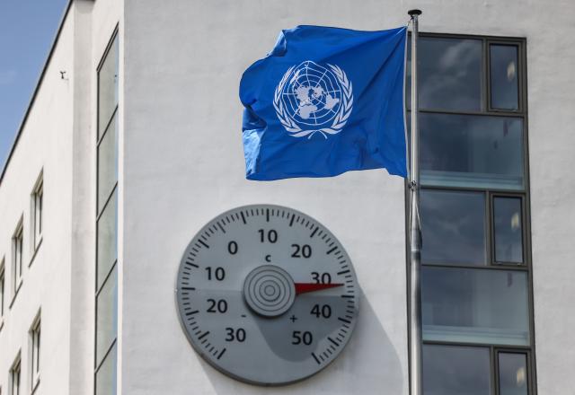 25 June 2025, North Rhine-Westphalia, Cologne: A thermometer on the United Nations Climate Change Secretariat building reads 32 degrees Celsius during the UN Climate Change Conference. Photo: Oliver Berg/dpa