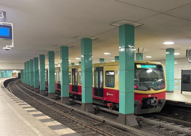 26 June 2025, Berlin: An S-Bahn train stands at a station as strong gusts sweep across Berlin and Brandenburg for the second time this week. Rail services were briefly suspended, though overall damage remained limited. Photo: Paul Zinken/dpa