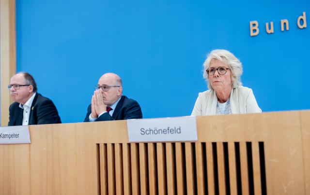 27 June 2025, Berlin: Christiane Schoenefeld (R), Chair of the Minimum Wage Commission, Steffen Kampeter (C), Managing Director of the Confederation of German Employers' Associations (BDA) and Stefan Körzell, Member of the Executive Committee of the German Trade Union Confederation (DGB), take part in the press conference of the Minimum Wage Commission. The committee announces its decision to adjust the level of the statutory minimum wage. Photo: Michael Kappeler/dpa