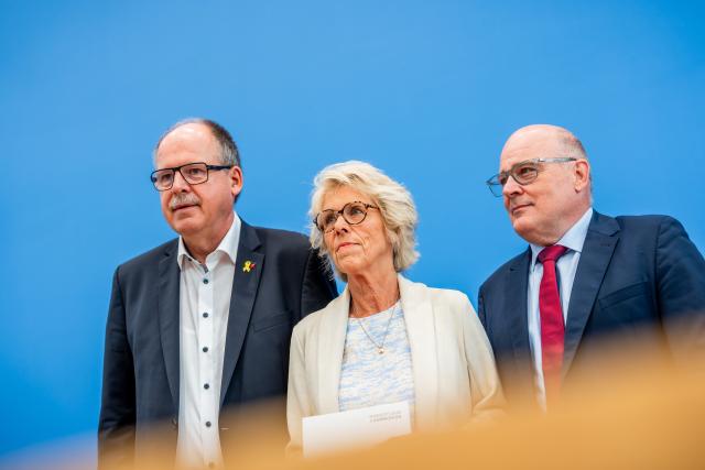 27 June 2025, Berlin: Christiane Schönefeld (C), Chair of the Minimum Wage Commission, Steffen Kampeter (right), Managing Director of the Confederation of German Employers' Associations (BDA) and Stefan Körzell, Member of the Executive Committee of the German Trade Union Confederation (DGB), take part in the press conference of the Minimum Wage Commission. The committee announces its decision to adjust the level of the statutory minimum wage. Photo: Michael Kappeler/dpa