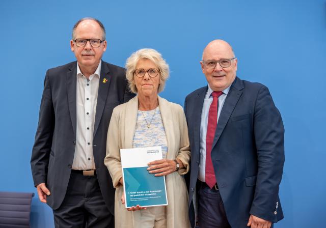 27 June 2025, Berlin: Christiane Schönefeld (C), Chair of the Minimum Wage Commission, Steffen Kampeter (right), Managing Director of the Confederation of German Employers' Associations (BDA) and Stefan Körzell, Member of the Executive Committee of the German Trade Union Confederation (DGB), take part in the press conference of the Minimum Wage Commission. The committee announces its decision to adjust the level of the statutory minimum wage. Photo: Michael Kappeler/dpa