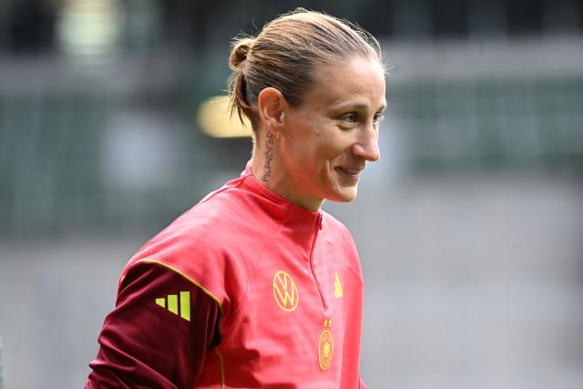 FILED - 30 May 2025, Bremen: Germany goalkeeper Ann-Katrin Berger warms up prior to the start of the UEFA Women's Nations League soccer match between Germany and Netherlands at Weserstadion. Photo: Carmen Jaspersen/dpa