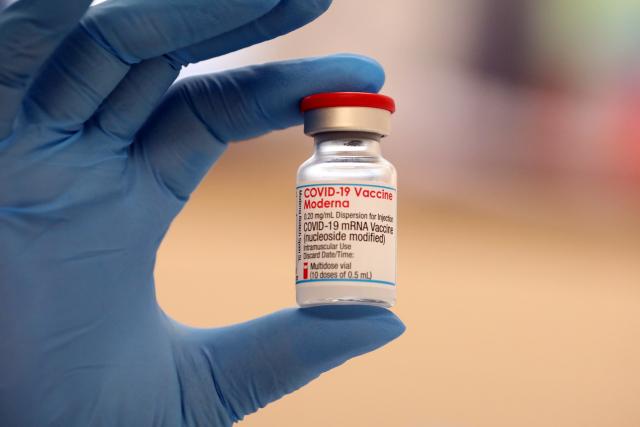 FILED - 21 November 2021, Thuringia, Gera: A medical worker holds a vial of the Moderna vaccine. Photo: Bodo Schackow/dpa-zentralbild/dpa
