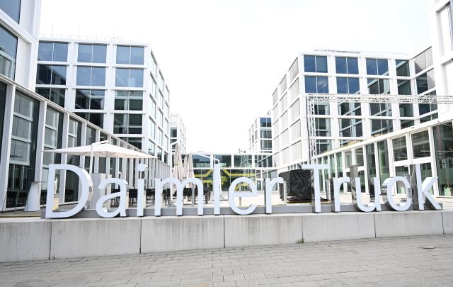 FILED - 27 May 2025, Baden-Württemberg, Leinfelden-Echterdingen: The lettering of the Daimler Truck umbrella brand stands in front of the commercial vehicle manufacturer's headquarters. Photo: Bernd Weißbrod/dpa