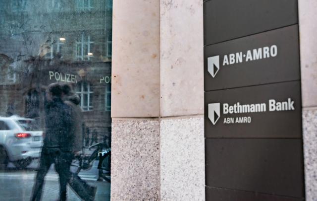 FILED - 27 February 2020, Hesse, Frankfurt_Main: Police officers stand at the entrance to the headquarters of Bethmann Bank, the German branch of the major Dutch bank ABN Amro in Hesse. Dutch bank ABN AMRO on Tuesday said it has completed the take over of leading German private bank Hauck Aufhäuser Lampe (HAL), marking a major step in its expansion into the German market. Photo: Frank Rumpenhorst/dpa
