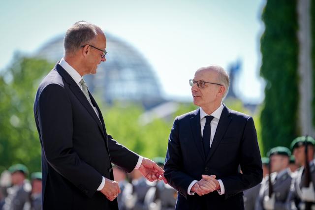 01 July 2025, Berlin: German Chancellor Friedrich Merz (L) welcomes Luxembourg's Prime Minister Luc Frieden, with military honors in front of the German Chancellery in Berlin. Photo: Kay Nietfeld/dpa