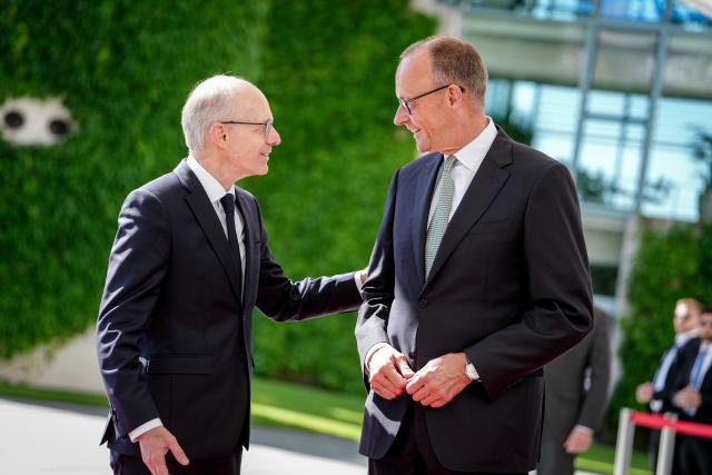 01 July 2025, Berlin: German Chancellor Friedrich Merz (R) welcomes Luxembourg's Prime Minister Luc Frieden, with military honors in front of the German Chancellery in Berlin. Photo: Kay Nietfeld/dpa