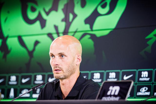 01 July 2025, Lower Saxony, Wolfsburg: VfL Wolfsburg new coach Paul Simonis speaks during the German Bundesliga team's press conference at the Volkswagen Arena. Photo: Moritz Frankenberg/dpa