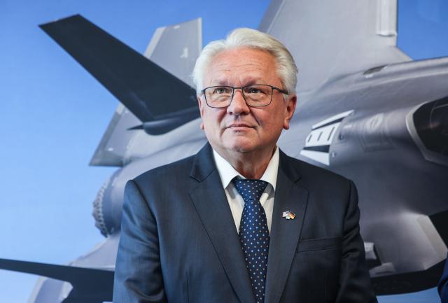 01 July 2025, North Rhine-Westphalia, Weeze: Armin Papperger, CEO of the Rheinmetall armaments group, stands in front of a picture of an F-35 fighter jet at the Rheinmetall Aviation Service GmbH plant in Weeze during the Prime Minister's visit. Rheinmetall is building a factory for military aircraft construction on an area of around 60,000 square meters. Fuselage center sections for the F-35 fighter jet are to be manufactured there from summer 2025. Photo: Oliver Berg/dpa