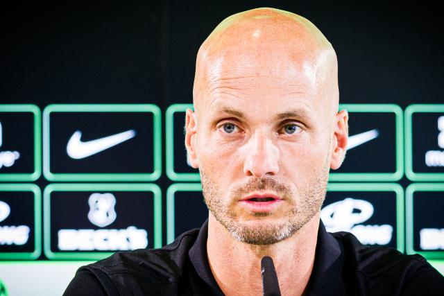 01 July 2025, Lower Saxony, Wolfsburg: VfL Wolfsburg new coach Paul Simonis speaks during the German Bundesliga team's press conference at the Volkswagen Arena. Photo: Moritz Frankenberg/dpa
