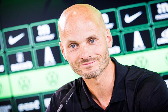 01 July 2025, Lower Saxony, Wolfsburg: VfL Wolfsburg new coach Paul Simonis reacts during the German Bundesliga team's press conference at the Volkswagen Arena. Photo: Moritz Frankenberg/dpa