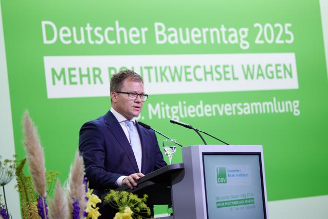 FILED - 26 June 2025, Berlin: Carsten Schneider, Germany's Minister for the Environment, Climate Protection, Nature Conservation and Nuclear Safety, addresses the delegates at the end of the German Farmers' Day. Photo: Jörg Carstensen/dpa