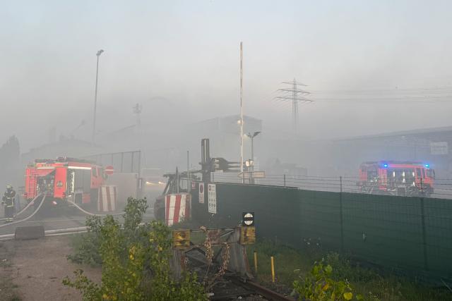01 July 2025, Hamburg: The fire department responds to a blaze at a warehouse belonging to a waste recycling company in Hamburg-Billbrook. No injuries have been reported and no one is currently in danger, according to the fire department's situation center. It remains unclear what exactly is stored inside the warehouse. Photo: Georg Wendt/dpa