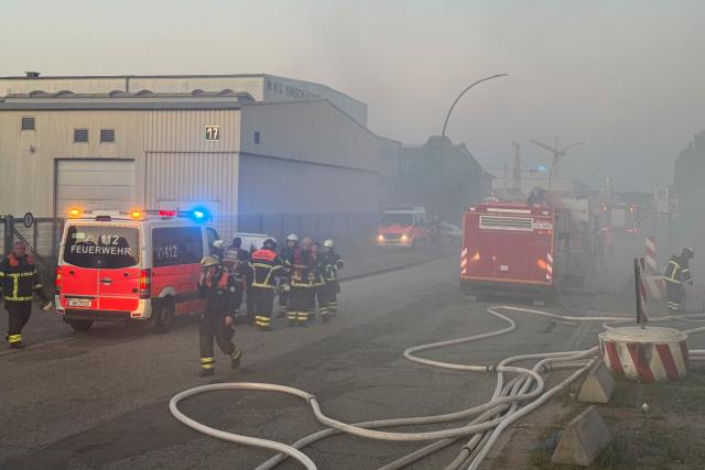 01 July 2025, Hamburg: The fire department responds to a blaze at a warehouse belonging to a waste recycling company in Hamburg-Billbrook. No injuries have been reported and no one is currently in danger, according to the fire department's situation center. It remains unclear what exactly is stored inside the warehouse. Photo: Georg Wendt/dpa
